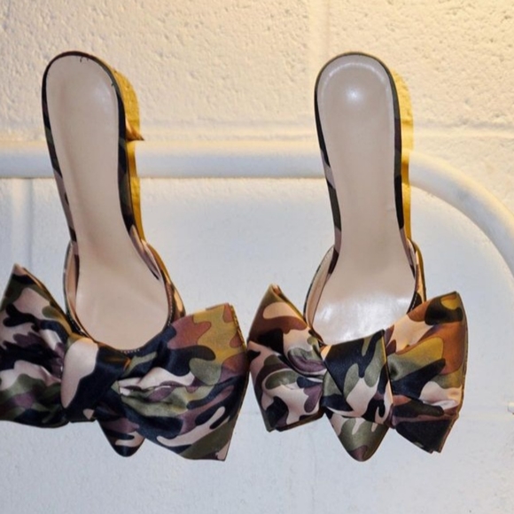 Iconic camo heel mule - Picture 2 of 3